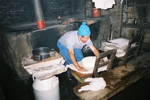 チーズ工場の内部：チーズ職人のオルジさん