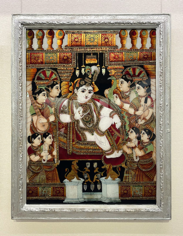 女性楽士に囲まれるクリシュナ（19世紀後半〜20世紀前半、南インド、顔料、金箔、銅片・ガラス）